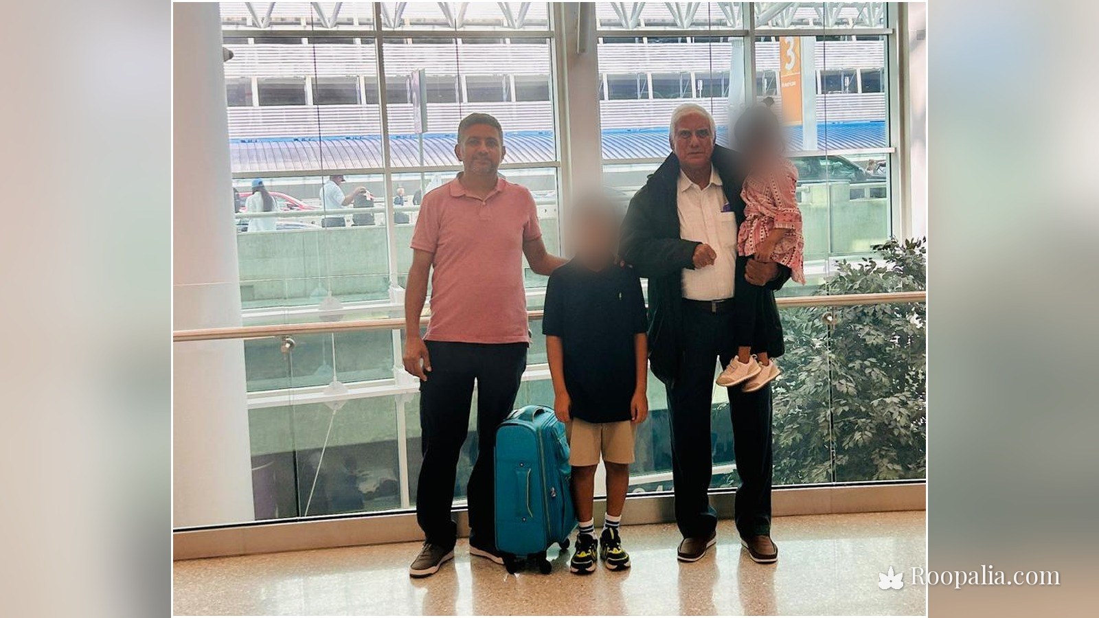 Charlotte airport पर विदाई के समय श्री रामकुमार जी अपने बेटे, पोते और गोद में पोती के साथ